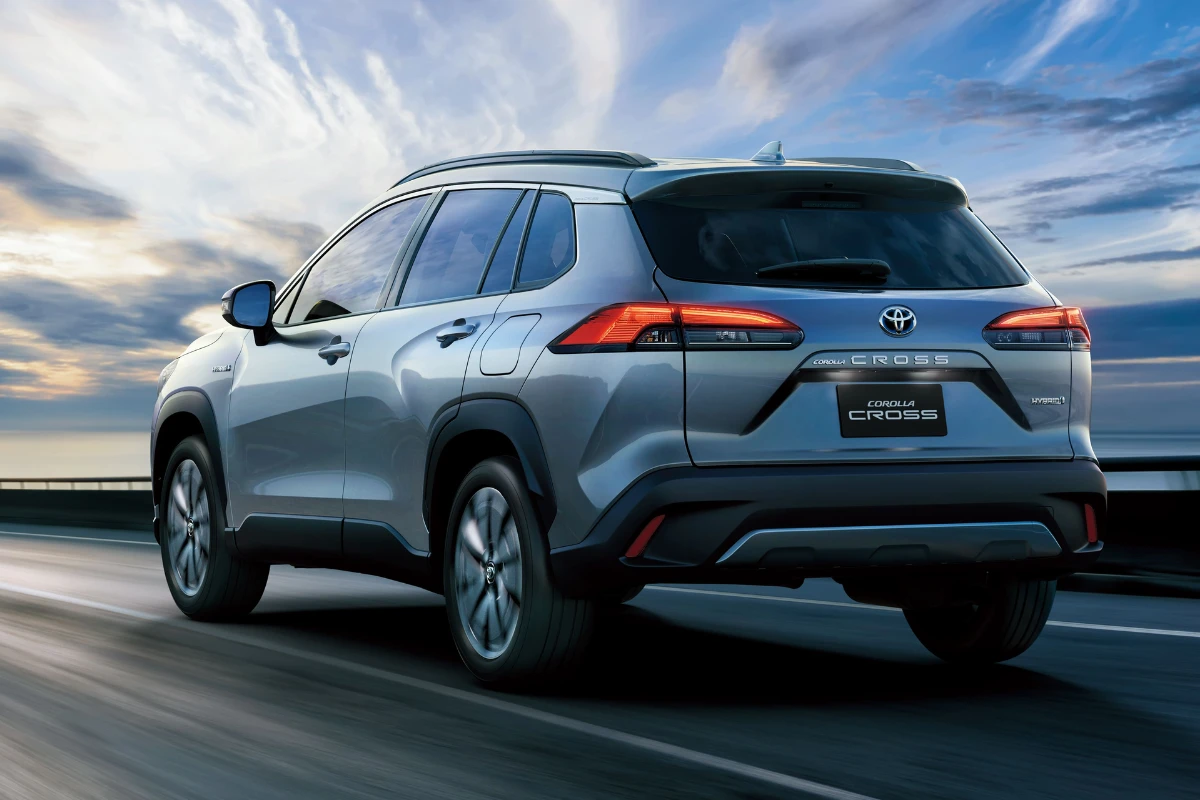 toyota-corolla-cross-hybrid-first-look-42-mpg-mileage-compact-suv-design-smart-features